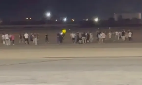 지난 4일(현지시간) 스페인에서 출발해 영국 맨체스터로 향할 예정이던 라이언에어 항공기에서 화재 경보가 울려 긴급 대피하는 승객들 지난 4일(현지시간) 스페인에서 출발해 영국 맨체스터로 향할 예정이던 라이언에어 항공기에서 화재 경보가 울려 긴급 대피하는 승객들
