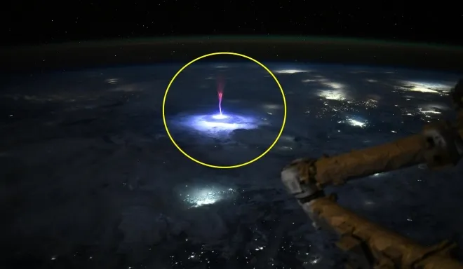 NASA 니콜 아이어스가 지난 4일 국제우주정거장서 포착한 스프라이트. NASA 제공