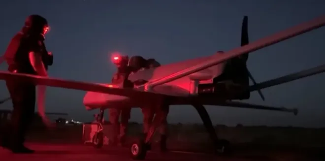 우크라이나가 자체 개발한 장거리 공격용 자폭 드론 AN-196 류티(Liutyi) 발사를 준비 중인 군인. CNN 영상 캡처