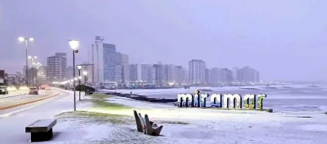 34년 만에 눈이 내린 아르헨티나 미라마르 해수욕장. 클라린