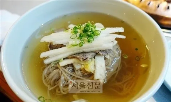 서울특별시 중구에 위치한 ‘우래옥’(乙來屋)은 광복 직후인 1946년 평양 출신 실향민이 개업한 평양냉면 전문집으로 현존하는 냉면집 가운데 가장 오래된 곳으로 평가받는다. 서울신문 DB 서울특별시 중구에 위치한 ‘우래옥’(乙來屋)은 광복 직후인 1946년 평양 출신 실향민이 개업한 평양냉면 전문집으로 현존하는 냉면집 가운데 가장 오래된 곳으로 평가받는다. 서울신문 DB