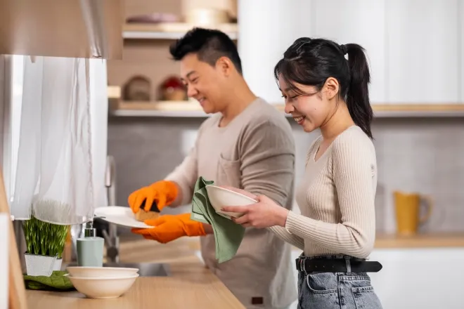 집에서 함께 설거지하고 접시를 닦는 아시아인 부부. 출처=123rf 집에서 함께 설거지하고 접시를 닦는 아시아인 부부. 출처=123rf