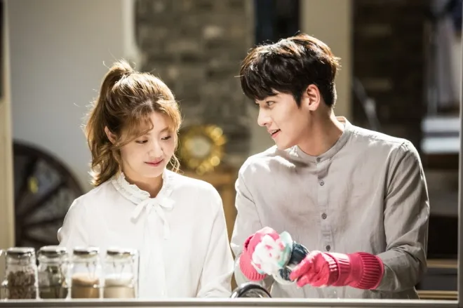 SBS 드라마 ‘수상한 파트너’의 한 장면으로, 배우 지창욱(오른쪽)과 남지현이 함께 설거지하는 모습. 출처=SBS SBS 드라마 ‘수상한 파트너’의 한 장면으로, 배우 지창욱(오른쪽)과 남지현이 함께 설거지하는 모습. 출처=SBS