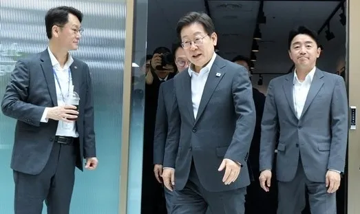 노타이 차림의 이재명 대통령과 권혁기(왼쪽) 의전비서관, 강훈식(오른쪽) 대통령 비서실장이 지난 8일 대통령실 구내 매점에서 기자들과 티타임을 마친 뒤 나오고 있다. 뉴시스 노타이 차림의 이재명 대통령과 권혁기(왼쪽) 의전비서관, 강훈식(오른쪽) 대통령 비서실장이 지난 8일 대통령실 구내 매점에서 기자들과 티타임을 마친 뒤 나오고 있다. 뉴시스