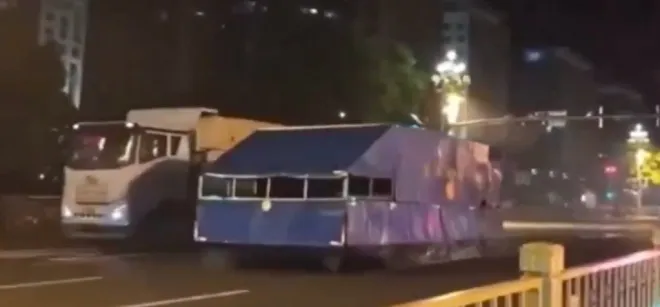 중국 베이징 시내에서 외형이 철저히 가려진 정체불명의 군용 차량. 출처=엑스 중국 베이징 시내에서 외형이 철저히 가려진 정체불명의 군용 차량. 출처=엑스