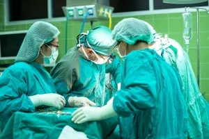 “효과 없다” 뿔난 中, 알츠하이머 ‘기적의 수술’ 전면 금지