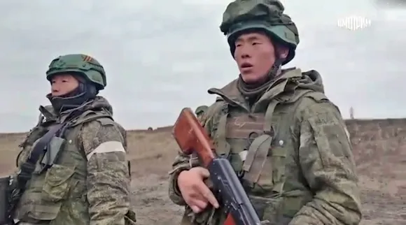 러시아와 북한이 북한군 파병을 공식 인정한 가운데, 러시아 국방부가 서부 쿠르스크에서 전투 훈련 중인 북한군 영상을 공개했다고 베스티 등 러시아 언론이 지난 4월 28일(현지시간) 보도했다. 사진은 영상 일부. 출처=텔레그램 러시아와 북한이 북한군 파병을 공식 인정한 가운데, 러시아 국방부가 서부 쿠르스크에서 전투 훈련 중인 북한군 영상을 공개했다고 베스티 등 러시아 언론이 지난 4월 28일(현지시간) 보도했다. 사진은 영상 일부. 출처=텔레그램