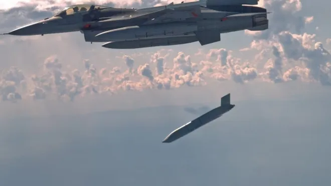 2018년 9월 19일(현지시간) 미국 공군의 F-16 전투기가 멕시코만 상공에서 JASSM-ER 미사일을 투하하고 있다. 출처=미 공군 2018년 9월 19일(현지시간) 미국 공군의 F-16 전투기가 멕시코만 상공에서 JASSM-ER 미사일을 투하하고 있다. 출처=미 공군