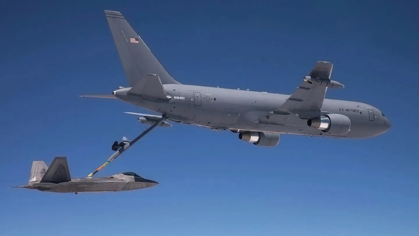 KC-46이 F-22 랩터에 공중급유하는 자료사진. 보잉 제공 KC-46이 F-22 랩터에 공중급유하는 자료사진. 보잉 제공