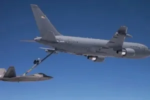 공중급유 중 아찔 사고…美 공중급유기, F-22에 연료 주입 중 장치 뚝