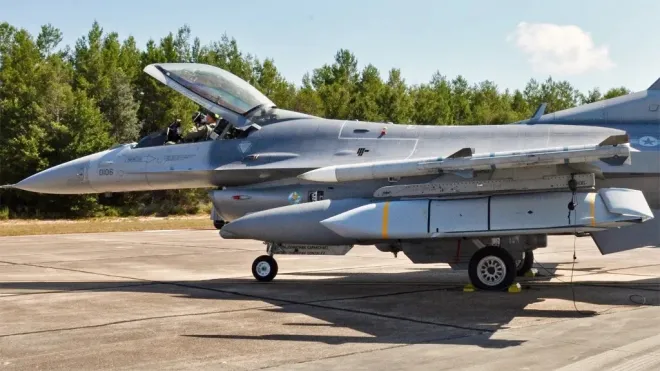 재즘 미사일을 탑재한 미 공군 F-16C 전투기. 출처=미 공군 재즘 미사일을 탑재한 미 공군 F-16C 전투기. 출처=미 공군