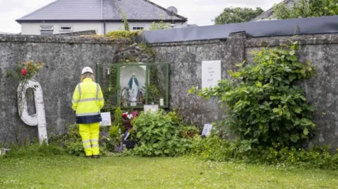 아일랜드 골웨이주(州) 투암에 있었던 세인트 메리 수녀원 부지에서 연구팀이 유해 발굴 전 현장을 살피고 있다.