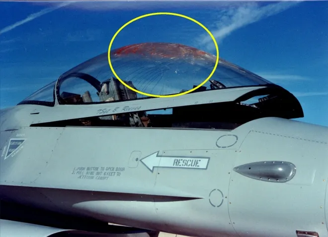 2023년 3월 16일(현지시간) 레딧닷컴에 올라온 미국 F-16 전투기의 조종석 상단 투명 덮개 파손 사진. 미 폭스뉴스 보도 이해를 돕기 위한 것으로 직접적인 연관성은 없다. 출처=레딧닷컴 2023년 3월 16일(현지시간) 레딧닷컴에 올라온 미국 F-16 전투기의 조종석 상단 투명 덮개 파손 사진. 미 폭스뉴스 보도 이해를 돕기 위한 것으로 직접적인 연관성은 없다. 출처=레딧닷컴