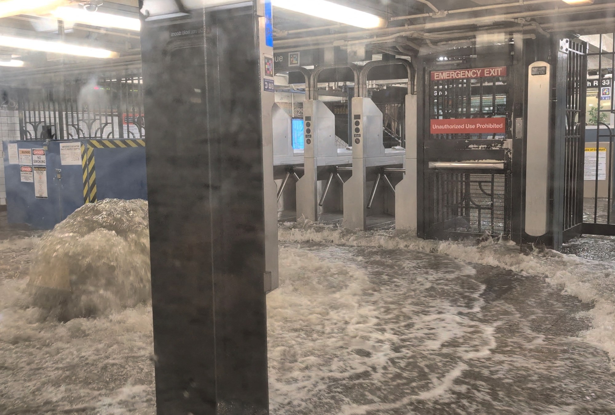 USA-WEATHER/NEW YORK-FLOOD 14일(현지시간) 폭우로 침수된 미국 뉴욕의 지하철 역 . 로이터 연합뉴스 USA-WEATHER/NEW YORK-FLOOD 14일(현지시간) 폭우로 침수된 미국 뉴욕의 지하철 역 . 로이터 연합뉴스