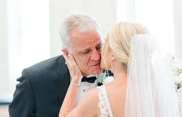 애슐리(오른쪽)가 결혼식 당시 자신의 아버지 볼에 입맞춤하고 있다. 출처=애슐리