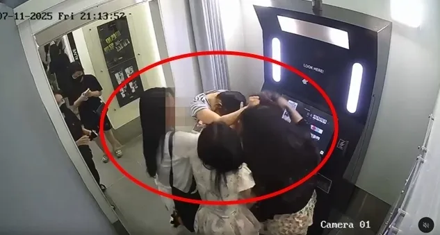 지난 11일(현지시간) 하노이 남뜨리엠 내에서도 번화가에 속하는 미딩의 한 즉석사진관에서 몸싸움을 벌이는 한국인 여성 2명과 베트남인 여성 2명. VNS 제공 지난 11일(현지시간) 하노이 남뜨리엠 내에서도 번화가에 속하는 미딩의 한 즉석사진관에서 몸싸움을 벌이는 한국인 여성 2명과 베트남인 여성 2명. VNS 제공