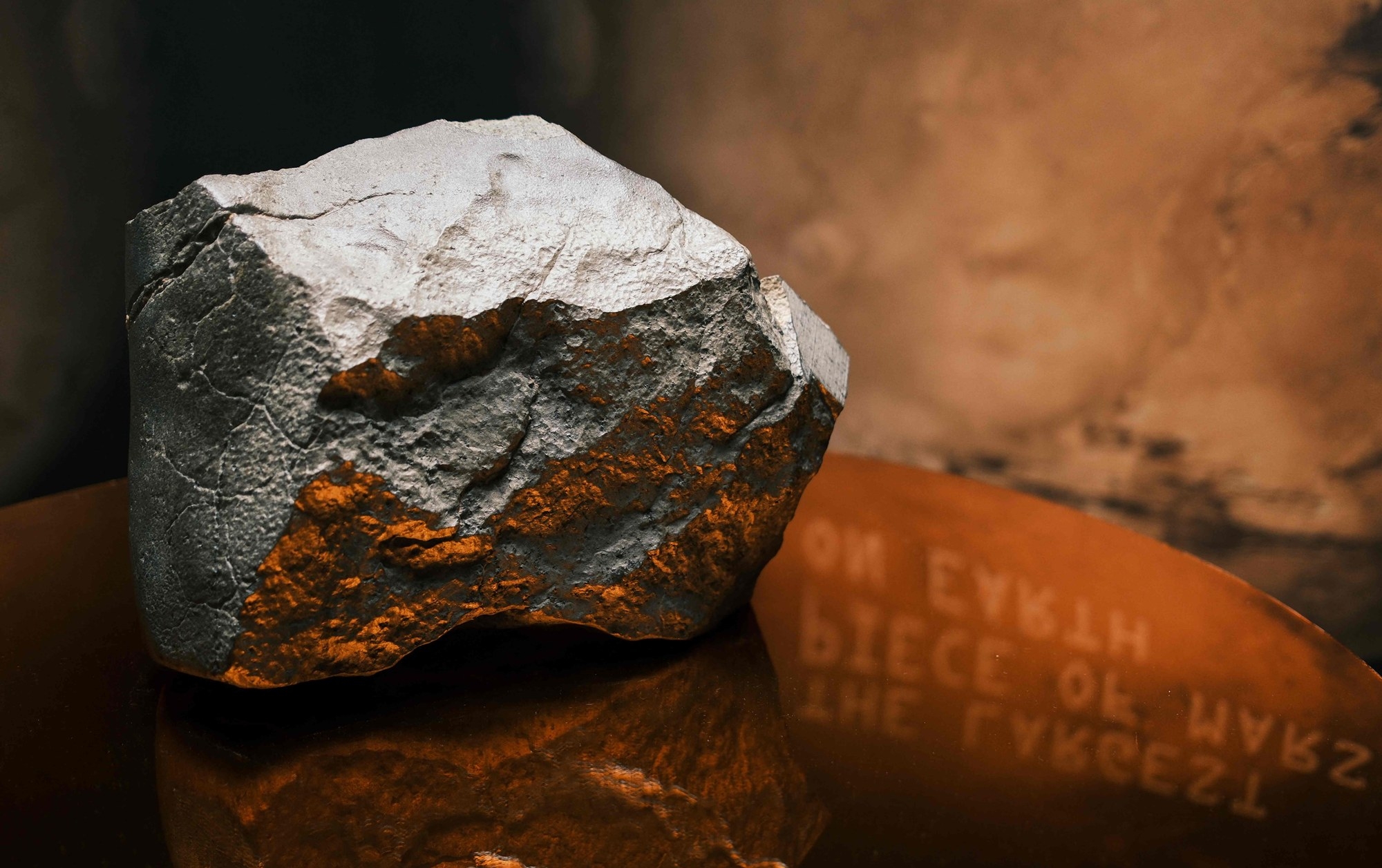 US-MARS-SCIENCE-ASTRONOMY-GEOLOGY-AUCTION  소더비 경매에 나와 총 530만 달러에 낙찰된 화성 운석 NWA 16788.  AFP 연합뉴스