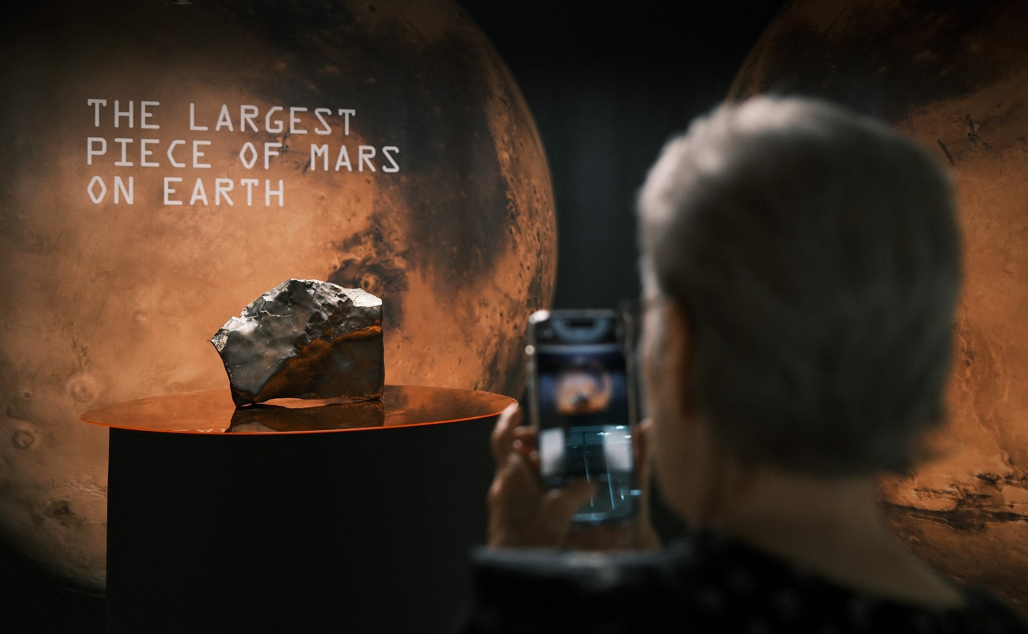 US-MARS-SCIENCE-ASTRONOMY-GEOLOGY-AUCTION  소더비 경매에 나와 총 530만 달러에 낙찰된 화성 운석 NWA 16788.  AFP 연합뉴스
