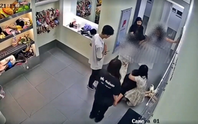 지난 11일(현지시간) 하노이 남뜨리엠 내에서도 번화가에 속하는 미딩의 한 즉석사진관에서 몸싸움을 벌이는 한국인 여성 2명과 베트남인 여성 2명. VNS 제공 지난 11일(현지시간) 하노이 남뜨리엠 내에서도 번화가에 속하는 미딩의 한 즉석사진관에서 몸싸움을 벌이는 한국인 여성 2명과 베트남인 여성 2명. VNS 제공
