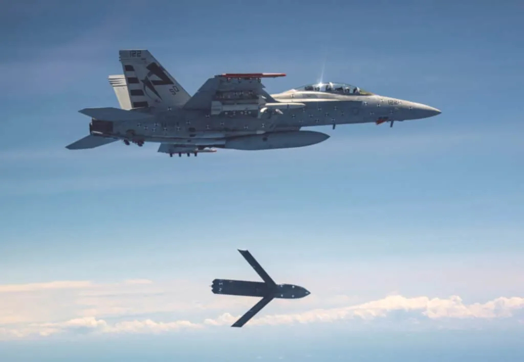 미 해군의 F/A-18F 슈퍼호넷 전투기가 장거리 대함미사일 엘라즘(LRASM)을 시험 투하하고 있다. 출처=미 해군