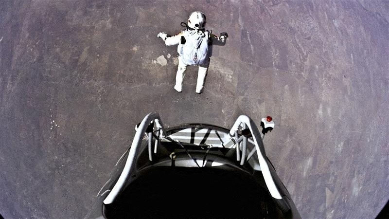 PEOPLE-FELIX BAUMGARTNER/ 2012년 초음속 낙하 당시 뛰어내리는 바움가트너의 모습. 로이터 연합뉴스 자료사진 PEOPLE-FELIX BAUMGARTNER/ 2012년 초음속 낙하 당시 뛰어내리는 바움가트너의 모습. 로이터 연합뉴스 자료사진