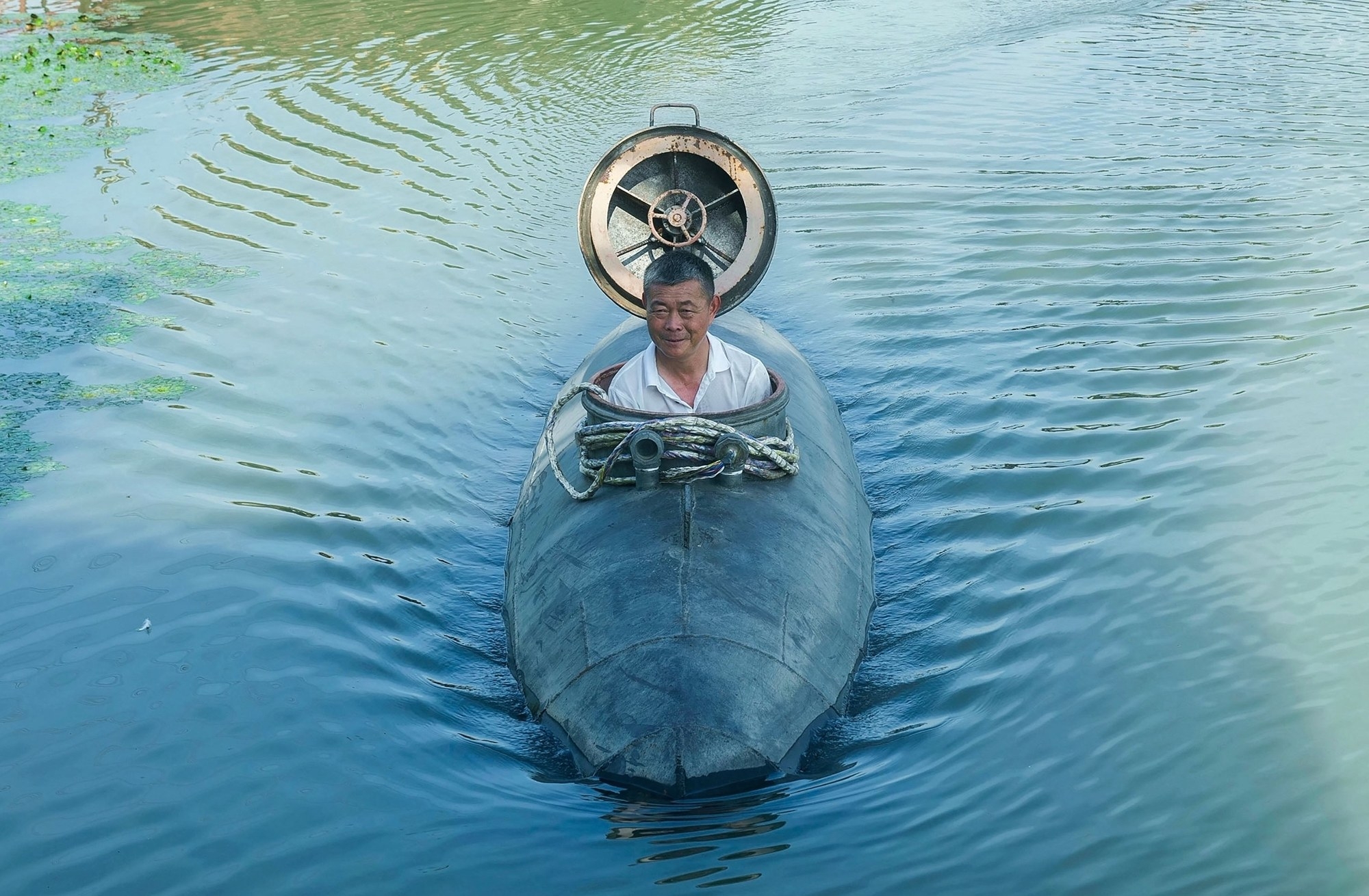 CHINA-TRANSPORT-INVENTION-OFFBEAT 지난 2일 장 씨가 자신이 직접 만든 잠수함을 중국 안후이성의 한 강에서 조종하고 있다. AFP 연합뉴스 CHINA-TRANSPORT-INVENTION-OFFBEAT 지난 2일 장 씨가 자신이 직접 만든 잠수함을 중국 안후이성의 한 강에서 조종하고 있다. AFP 연합뉴스