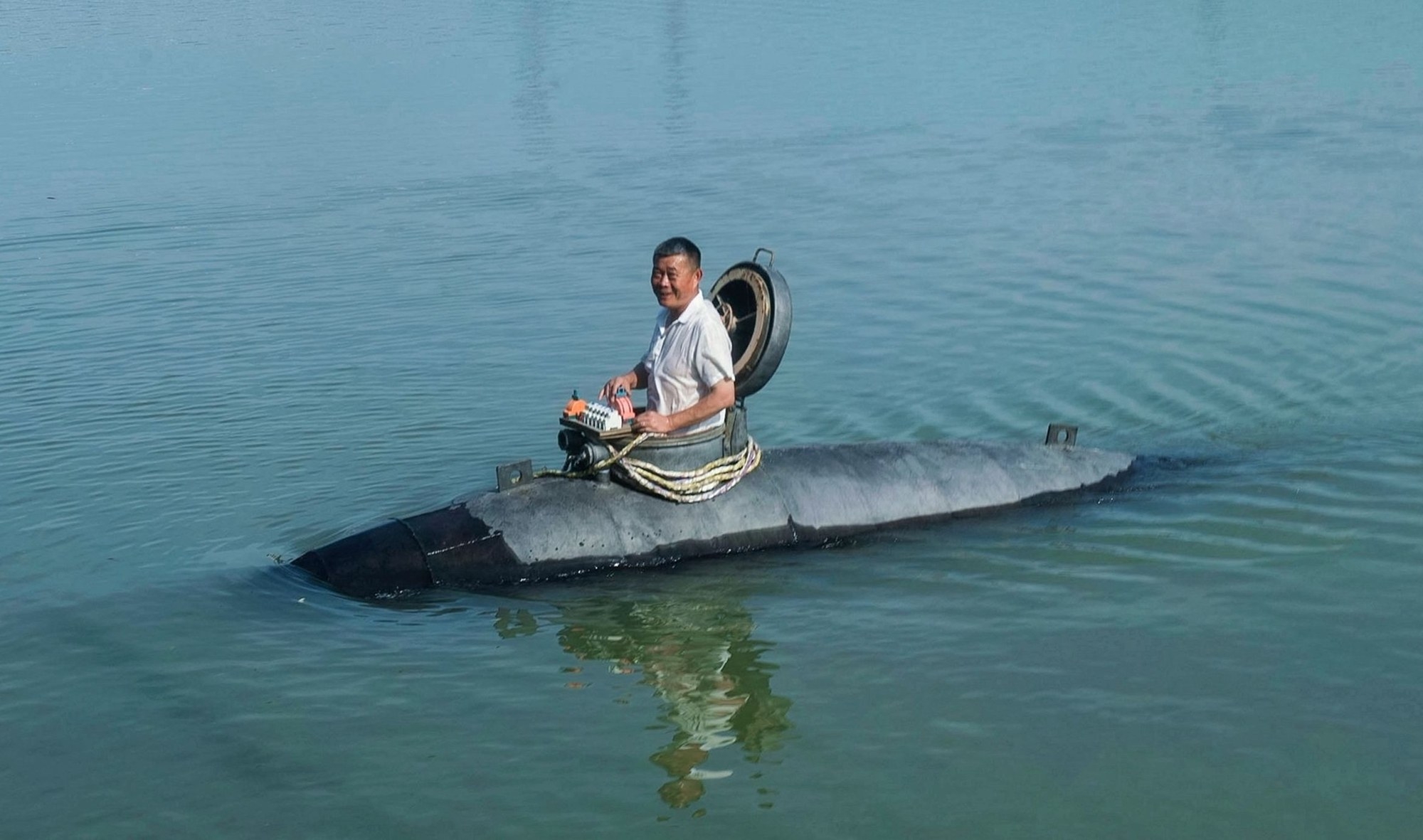 CHINA-TRANSPORT-INVENTION-OFFBEAT 지난 2일 장 씨가 자신이 직접 만든 잠수함을 중국 안후이성의 한 강에서 조종하고 있다. AFP 연합뉴스 CHINA-TRANSPORT-INVENTION-OFFBEAT 지난 2일 장 씨가 자신이 직접 만든 잠수함을 중국 안후이성의 한 강에서 조종하고 있다. AFP 연합뉴스