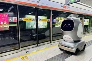 中, 세계 최초 ‘지하철 배송 로봇’ 택배 전달 성공