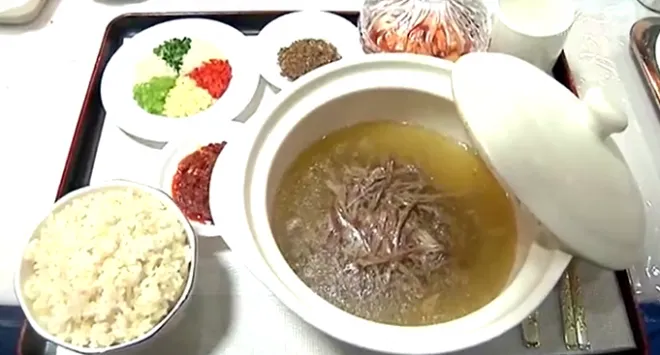 지난 15일부터 나흘간 북한 평양에서 진행된 ‘전국 단고기(개고기) 요리 경연’ 에 선보여진 단고기국(개고기국). 조선중앙TV 영상 캡처