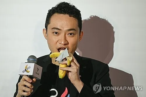 지난해 11월 29일 홍콩 페닌술라 호텔서 작품 ‘코미디언’을 먹고 있는 저스틴 선. AFP 연합뉴스 지난해 11월 29일 홍콩 페닌술라 호텔서 작품 ‘코미디언’을 먹고 있는 저스틴 선. AFP 연합뉴스