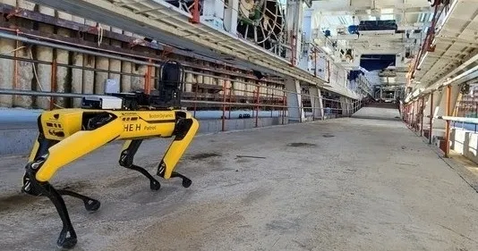 현대건설의 무인 로봇 ‘스팟’이 터널공사 현장에서 장비를 모니터링하고 있다. 현대건설 제공