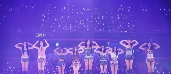 지난 19~20일 인천 인스파이어 아레나에서 여섯 번째 월드 투어 ‘디스 이즈 포’를 연 그룹 트와이스. JYP엔터테인먼트