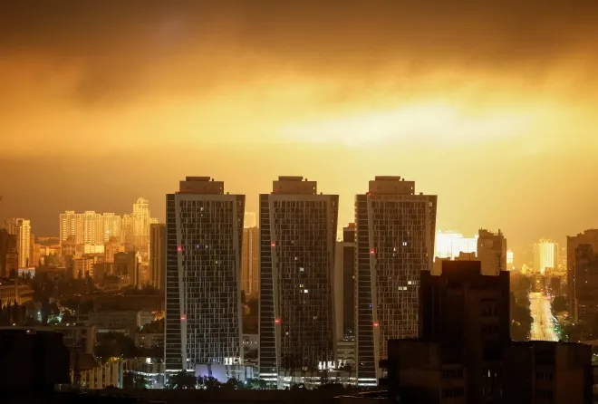 2025년 7월 21일 우크라이나 수도 키이우에서 러시아의 드론과 미사일 공격이 도시 상공을 밝히고 있다. 로이터 연합뉴스 2025년 7월 21일 우크라이나 수도 키이우에서 러시아의 드론과 미사일 공격이 도시 상공을 밝히고 있다. 로이터 연합뉴스