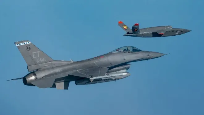미 해병대 소속 XQ-58A ‘발키리’가 2023년 10월 플로리다주 에글린 공군기지 상공에서 미 공군 F-16 전투기와 함께 시험 비행을 실시하고 있다. 출처=미 공군 미 해병대 소속 XQ-58A ‘발키리’가 2023년 10월 플로리다주 에글린 공군기지 상공에서 미 공군 F-16 전투기와 함께 시험 비행을 실시하고 있다. 출처=미 공군