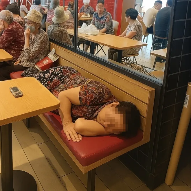 중국 산동성의 한 KFC 매장에서 아침부터 노인들이 자리를 차지하고 있다. 웨이보 캡처