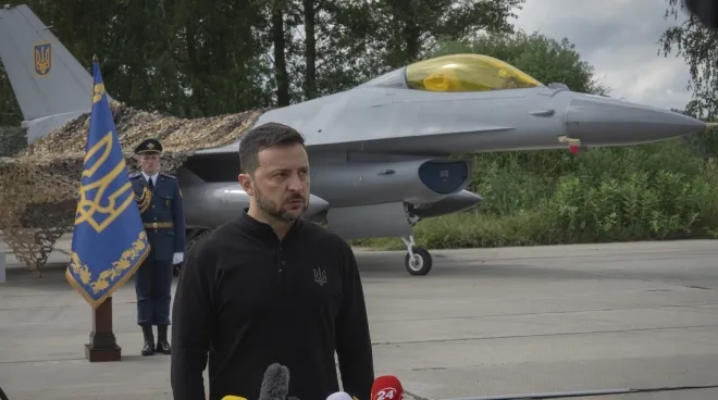 볼로디미르 젤렌스키 우크라이나 대통령이 지난해 8월 F-16 전투기를 배경으로 기자회견을 하고 있다. AP 연합뉴스 자료사진 볼로디미르 젤렌스키 우크라이나 대통령이 지난해 8월 F-16 전투기를 배경으로 기자회견을 하고 있다. AP 연합뉴스 자료사진