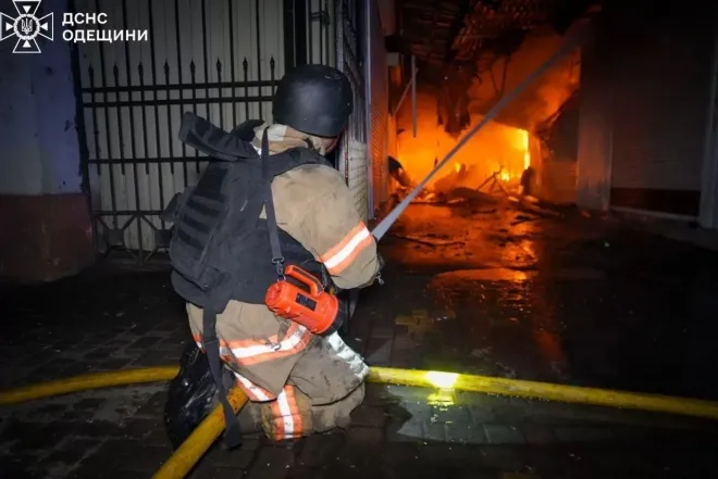 화재에 휩싸인 프리보즈 시장을 진화하는 소방대원. The State Emergency Service of Ukraine 화재에 휩싸인 프리보즈 시장을 진화하는 소방대원. The State Emergency Service of Ukraine