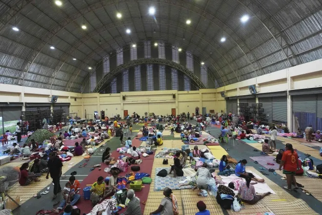 태국과 캄보디아 간 충돌로 인해 집을 떠난 태국 주민들이 25일(현지시간) 수린주(州)에 마련된 대피소에서 휴식을 취하고 있다. AP 연합뉴스 태국과 캄보디아 간 충돌로 인해 집을 떠난 태국 주민들이 25일(현지시간) 수린주(州)에 마련된 대피소에서 휴식을 취하고 있다. AP 연합뉴스