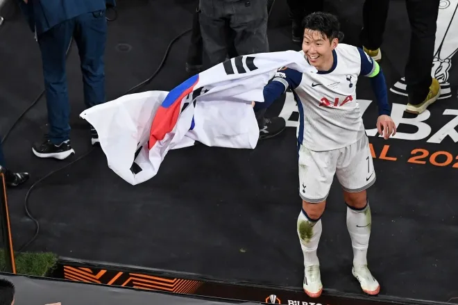 태극기 두른 ‘캡틴 SON’…유로파 우승의 환희