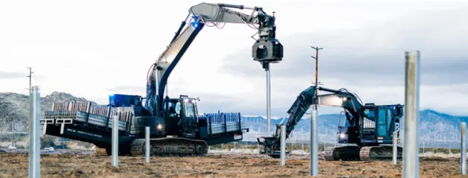 무인 장비가 태양광 패널 설치를 위한 파일을 시공하고 있다. 빌트로보틱스