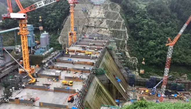 오바야시 건설이 일본 미에현의 댐 건설 현장에 로봇을 활용하여 콘크리트를 타설하고 있다. 니케이아시아