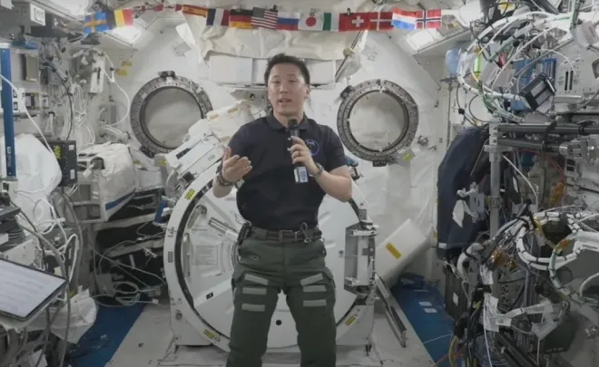 지난 24일 조니 김이 국제우주정거장에서 국제우주대학 우주연구 프로그램 참가자들과 대화하고 있다. NASA 제공