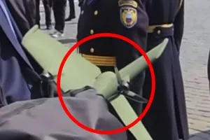 푸틴 경호원 손에 든 ‘비밀 무기’ 정체는?…드론 잡는 드론 공개 (영상)