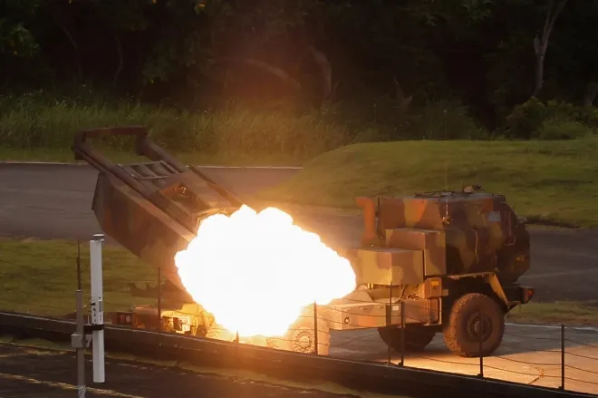대만군이 5월 12일 남부 핑둥의 주펑 기지에서 미국산 고속기동포병로켓시스템(HIMARS·하이마스)으로 첫 실사격 훈련을 진행하고 있다. 로이터 연합뉴스 대만군이 5월 12일 남부 핑둥의 주펑 기지에서 미국산 고속기동포병로켓시스템(HIMARS·하이마스)으로 첫 실사격 훈련을 진행하고 있다. 로이터 연합뉴스