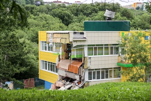 러시아 극동 캄차카 지방 주도인 페트로파블롭스크캄차츠키 남쪽 해역에서 30일 오전 규모 8.7의 강진이 일어나 유치원 건물 일부가 붕괴됐다. 페트로파블롭스크캄차츠키 타스 연합뉴스 러시아 극동 캄차카 지방 주도인 페트로파블롭스크캄차츠키 남쪽 해역에서 30일 오전 규모 8.7의 강진이 일어나 유치원 건물 일부가 붕괴됐다. 페트로파블롭스크캄차츠키 타스 연합뉴스