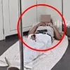 thumbnail - (영상) ‘쿨쿨’ 지하철 안에서 이불 펴고 잠든 남성…“중국이 중국했다” 논란
