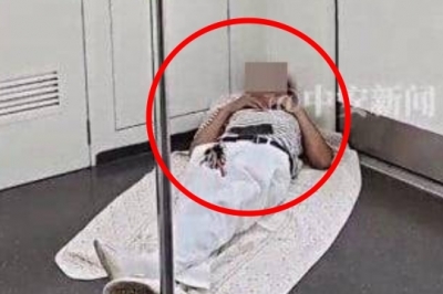 thumbnail - “중국이 중국했다” …지하철 안에서 이불 펴고 잠든 中 남성 논란 (영상)