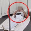 지하철 안에서 이불 펴고 잠든 中 남성 논란 (영상)