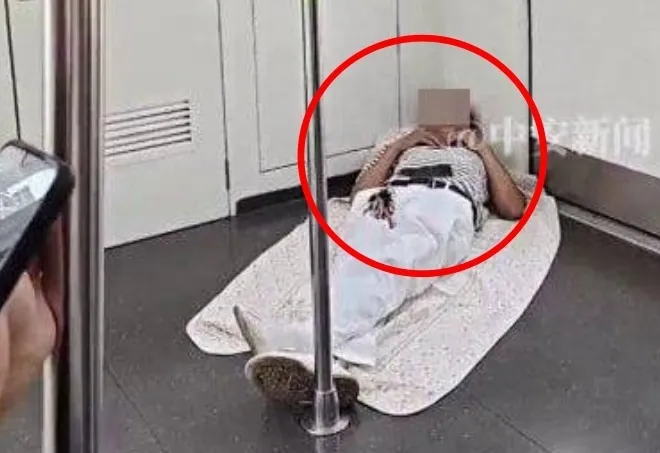 지난달 28일(현지시간) 중국 후베이성 우한시의 한 지하철 안에서 이불을 깔고 누워 잠이 든 남성의 모습. 신징바오 제공 지난달 28일(현지시간) 중국 후베이성 우한시의 한 지하철 안에서 이불을 깔고 누워 잠이 든 남성의 모습. 신징바오 제공