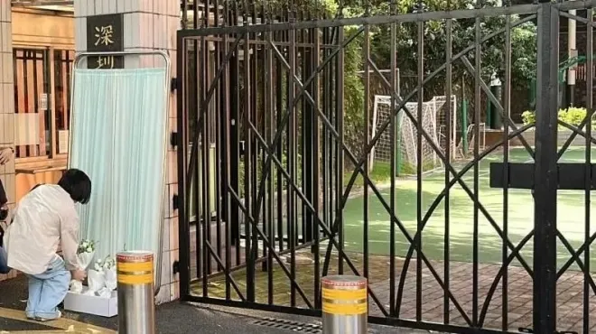 2024년 9월 19일 중국 남부 광둥성 선전에 있는 선전 일본인 학교 앞에서 한 여성이 전날 흉기 습격사건으로 숨진 일본인 초등생을 추모하고자 교문에 꽃다발을 놓고 있다. 로이터 연합뉴스 2024년 9월 19일 중국 남부 광둥성 선전에 있는 선전 일본인 학교 앞에서 한 여성이 전날 흉기 습격사건으로 숨진 일본인 초등생을 추모하고자 교문에 꽃다발을 놓고 있다. 로이터 연합뉴스